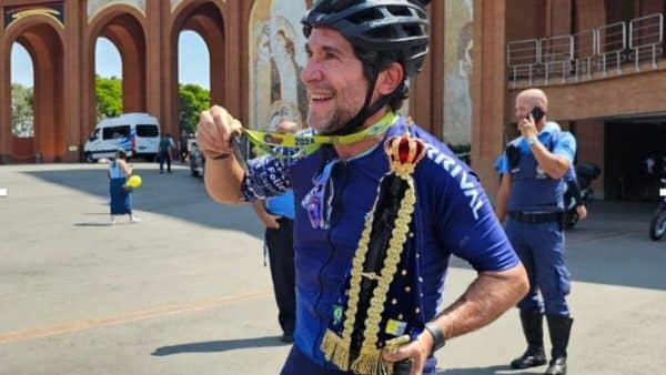 Cantor Daniel pedala 300 km em romaria para Aparecida